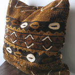Housse de coussin bogolan marron à cauris