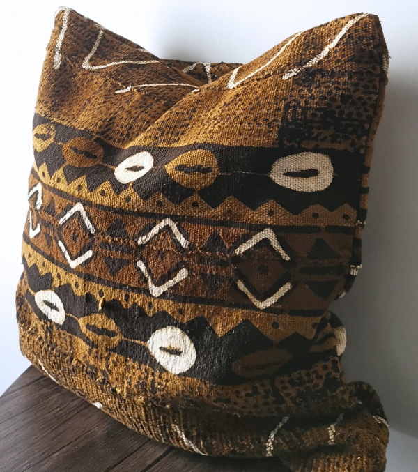 Housse de coussin bogolan marron à cauris